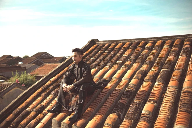 L&atilde;nh đạo TP Hội An l&ecirc;n tiếng về loạt ảnh ca sĩ Đức Tuấn đứng tr&ecirc;n n&oacute;c nh&agrave; phố cổ- Ảnh 1.