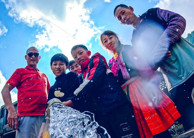 Chuyến xe chở nước đặc biệt của cậu b&eacute; 12 tuổi v&agrave; cha ở Hang Kia - P&agrave; C&ograve;- Ảnh 4.