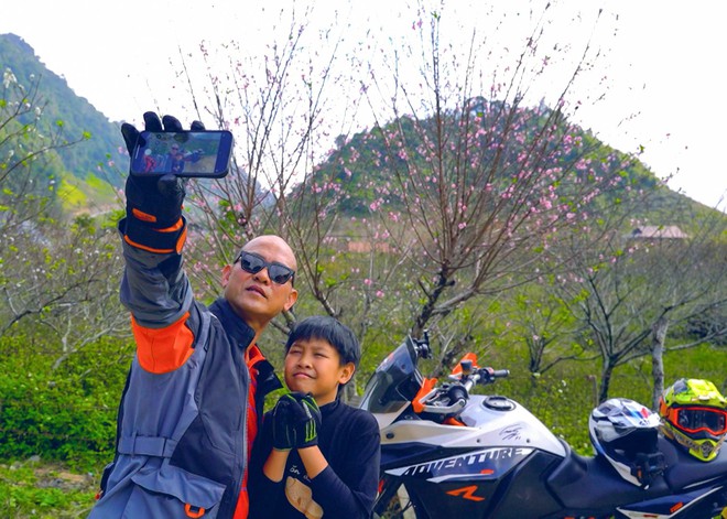 Chuyến xe chở nước đặc biệt của cậu b&eacute; 12 tuổi v&agrave; cha ở Hang Kia - P&agrave; C&ograve;- Ảnh 3.