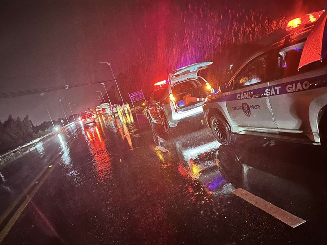 Xe tải lấn làn khiến 2 xe khách "dồn toa" trên QL18 làm 1 người tử vong tại chỗ- Ảnh 1. Xe tải lấn làn khiến 2 xe khách "dồn toa" trên QL18 làm 1 người tử vong tại chỗ- Ảnh 1.