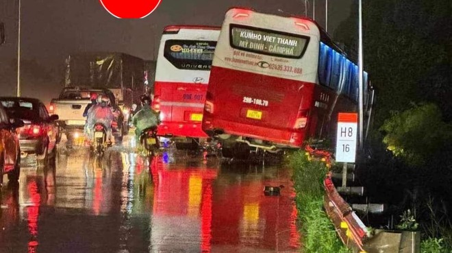 Xe tải lấn làn khiến 2 xe khách "dồn toa" trên QL18 làm 1 người tử vong tại chỗ- Ảnh 2. Xe tải lấn làn khiến 2 xe khách "dồn toa" trên QL18 làm 1 người tử vong tại chỗ- Ảnh 2.