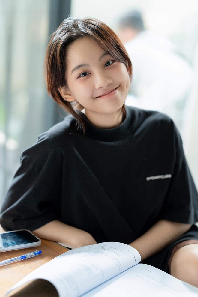 Thu H&agrave; Ceri: C&ocirc; g&aacute;i T&agrave;y đ&oacute;ng cặp c&ugrave;ng con trai V&acirc;n Dung trong "Đi giữa trời rực rỡ" l&agrave; ai?- Ảnh 8.