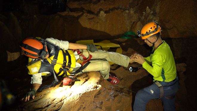 Trầm trồ cậu b&eacute; 12 tuổi đu d&acirc;y chinh phục hệ thống hang Hung Tho&ograve;ng- Ảnh 4.