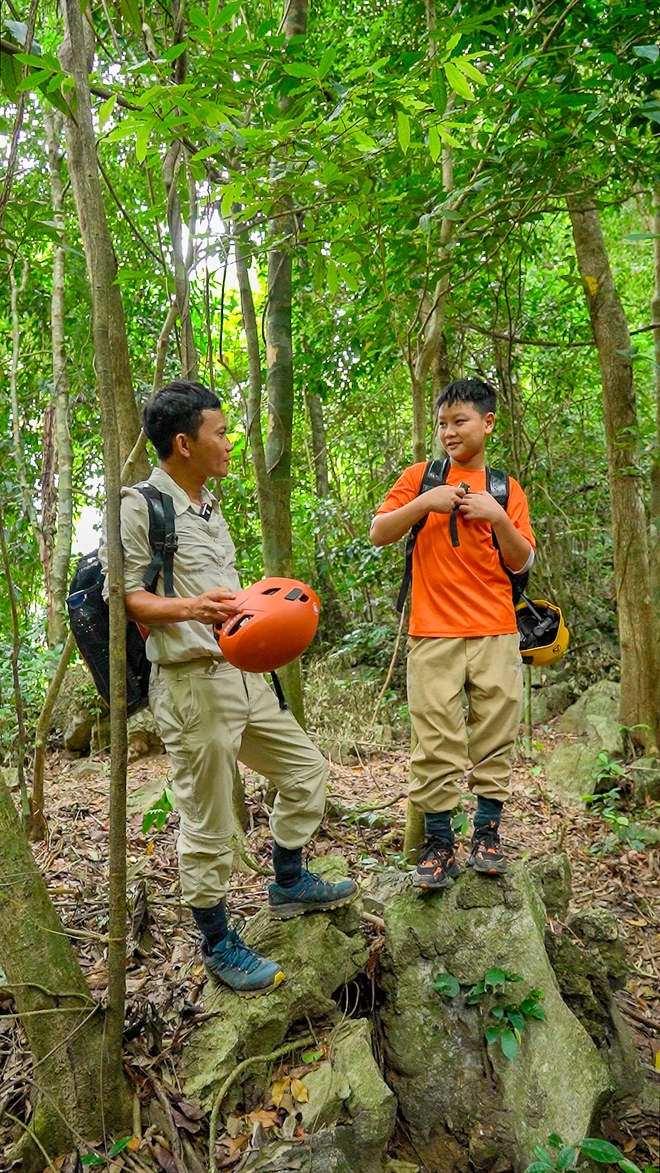 Trầm trồ cậu b&eacute; 12 tuổi đu d&acirc;y chinh phục hệ thống hang Hung Tho&ograve;ng- Ảnh 6.