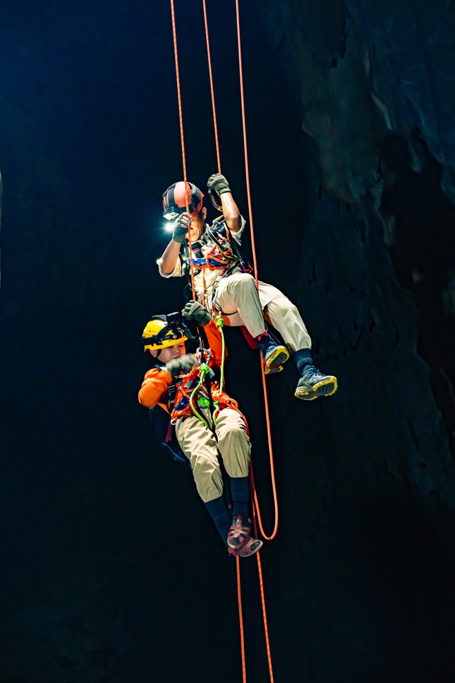 Trầm trồ cậu b&eacute; 12 tuổi đu d&acirc;y chinh phục hệ thống hang Hung Tho&ograve;ng- Ảnh 3.