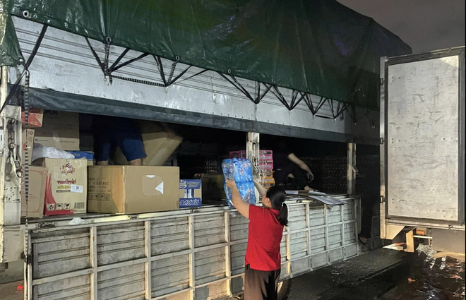 Ấm l&ograve;ng những chuyến xe 0 đồng xuy&ecirc;n đ&ecirc;m chở h&agrave;ng cứu trợ- Ảnh 2.