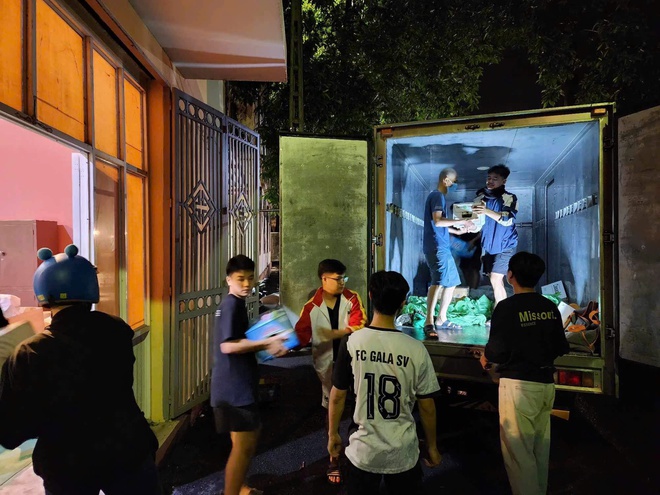 Ấm l&ograve;ng những chuyến xe 0 đồng xuy&ecirc;n đ&ecirc;m chở h&agrave;ng cứu trợ- Ảnh 10.