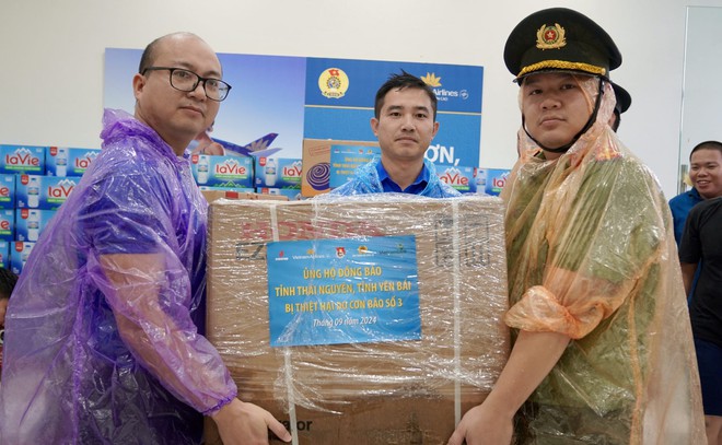 Vietnam Airlines vận chuyển gần 30 tấn h&agrave;ng cứu trợ v&ugrave;ng b&atilde;o lũ miền Bắc- Ảnh 5.