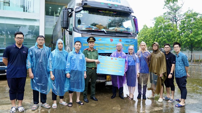 Vietnam Airlines vận chuyển gần 30 tấn h&agrave;ng cứu trợ v&ugrave;ng b&atilde;o lũ miền Bắc- Ảnh 4.