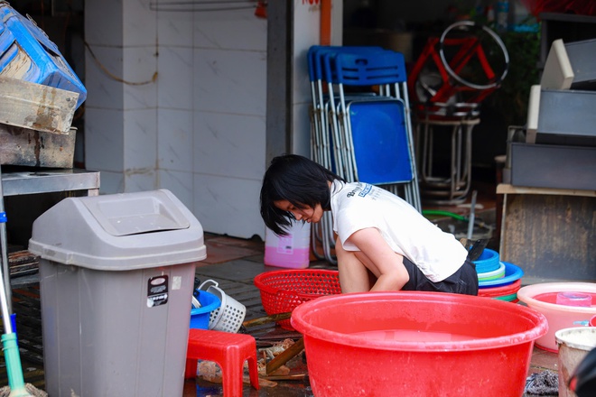 H&agrave; Nội: Người d&acirc;n ven s&ocirc;ng Hồng tất bật dọn nh&agrave; sau trận lũ lịch sử- Ảnh 5.