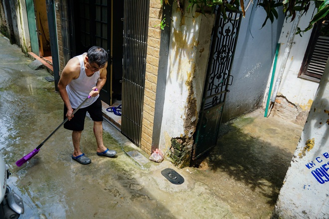 H&agrave; Nội: Người d&acirc;n ven s&ocirc;ng Hồng tất bật dọn nh&agrave; sau trận lũ lịch sử- Ảnh 11.