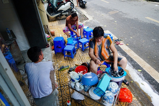 H&agrave; Nội: Người d&acirc;n ven s&ocirc;ng Hồng tất bật dọn nh&agrave; sau trận lũ lịch sử- Ảnh 3.