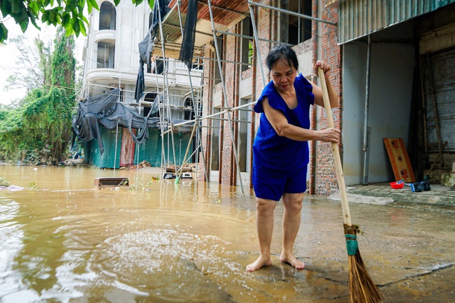 H&agrave; Nội: Người d&acirc;n ven s&ocirc;ng Hồng tất bật dọn nh&agrave; sau trận lũ lịch sử- Ảnh 12.