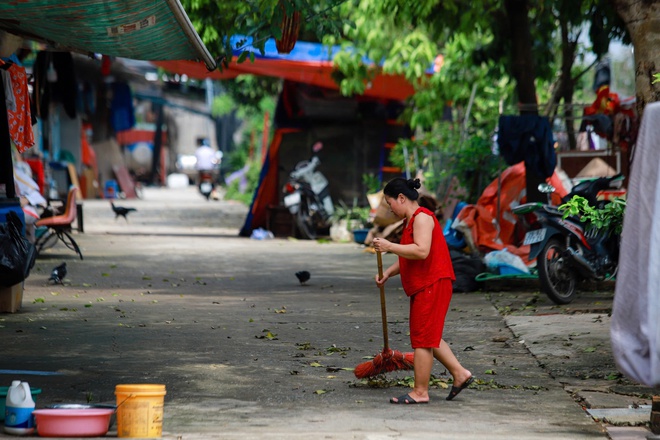 H&agrave; Nội: Người d&acirc;n ven s&ocirc;ng Hồng tất bật dọn nh&agrave; sau trận lũ lịch sử- Ảnh 13.