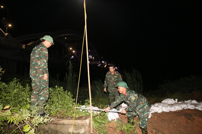 Xuy&ecirc;n đ&ecirc;m đ&agrave;o đất đắp đ&ecirc; chống lũ tại Th&aacute;i Nguy&ecirc;n- Ảnh 1.