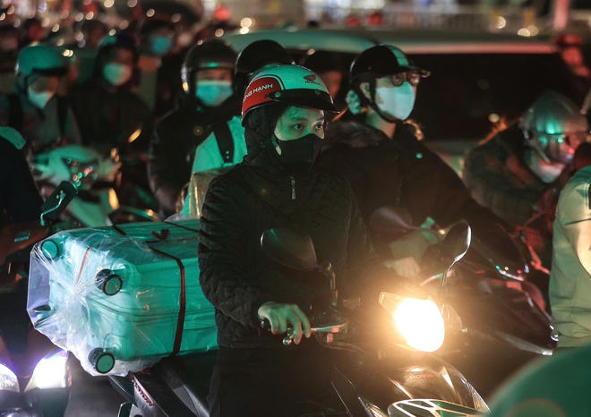 Cửa ng&otilde; H&agrave; Nội c&agrave;ng về tối c&agrave;ng đ&ocirc;ng nghẹt- Ảnh 5.