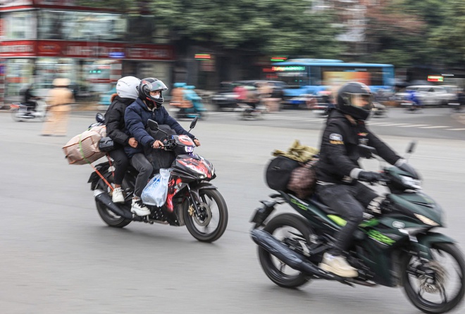 Hà Nội: Giao thông giảm nhiệt ngày đầu nghỉ tết Nguyên đán Ất Tỵ- Ảnh 6. Hà Nội: Giao thông giảm nhiệt ngày đầu nghỉ tết Nguyên đán Ất Tỵ- Ảnh 6.