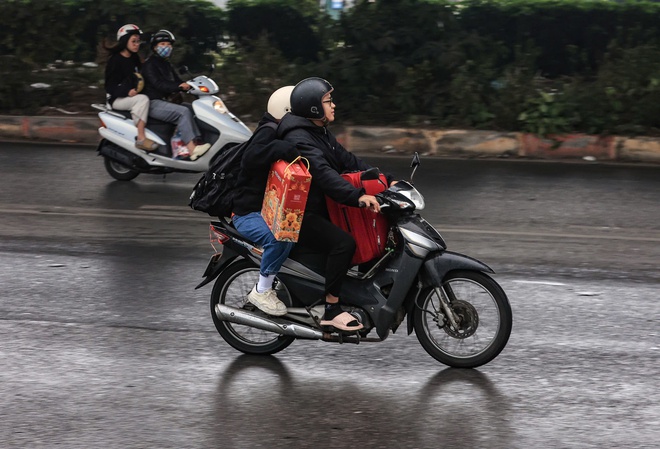 Hà Nội: Giao thông giảm nhiệt ngày đầu nghỉ tết Nguyên đán Ất Tỵ- Ảnh 8. Hà Nội: Giao thông giảm nhiệt ngày đầu nghỉ tết Nguyên đán Ất Tỵ- Ảnh 8.