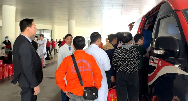 Những chuyến xe ấm t&igrave;nh đưa người d&acirc;n về qu&ecirc; đ&oacute;n Tết- Ảnh 1.