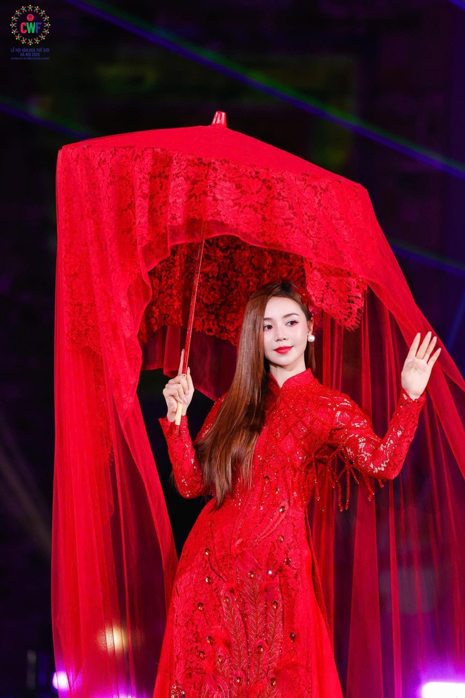 Show diễn "Bước ch&acirc;n Di sản" của Lễ hội Văn h&oacute;a quy&ecirc;n g&oacute;p được 2,5 tỷ đồng ủng hộ v&ugrave;ng lũ- Ảnh 6.