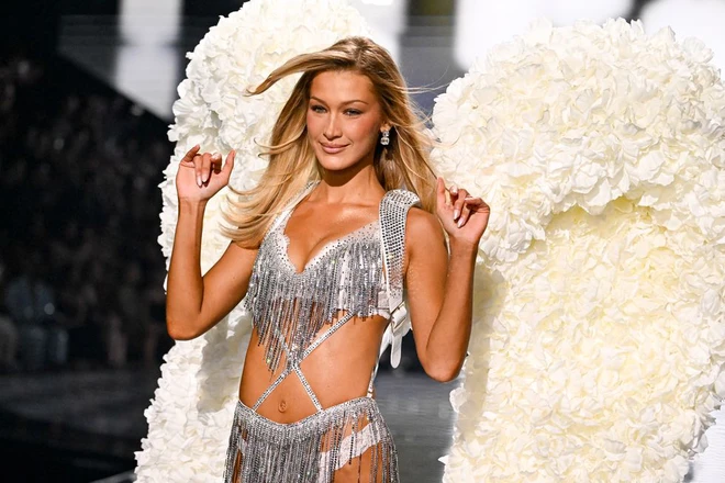 Si&ecirc;u mẫu Bella Hadid trở lại s&agrave;n diễn nội y sau khi chiến đấu với bệnh Lyme- Ảnh 4.
