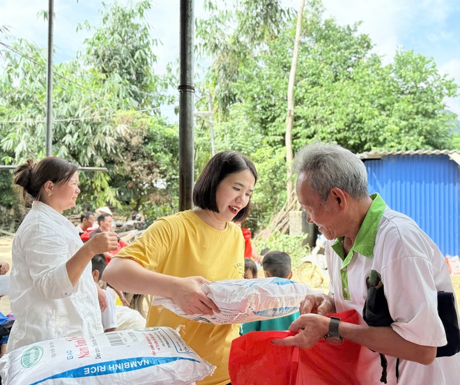Bão lũ cuốn trôi nhà cửa, không cuốn được tình người- Ảnh 18. Bão lũ cuốn trôi nhà cửa, không cuốn được tình người- Ảnh 18.