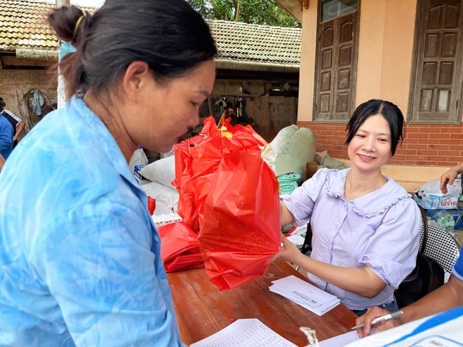 Bão lũ cuốn trôi nhà cửa, không cuốn được tình người- Ảnh 19. Bão lũ cuốn trôi nhà cửa, không cuốn được tình người- Ảnh 19.