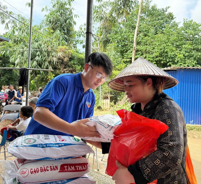 Bão lũ cuốn trôi nhà cửa, không cuốn được tình người- Ảnh 20. Bão lũ cuốn trôi nhà cửa, không cuốn được tình người- Ảnh 20.