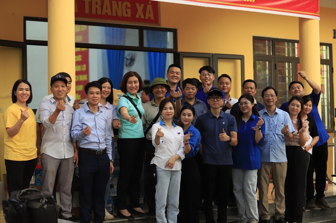 Bão lũ cuốn trôi nhà cửa, không cuốn được tình người- Ảnh 22. Bão lũ cuốn trôi nhà cửa, không cuốn được tình người- Ảnh 22.