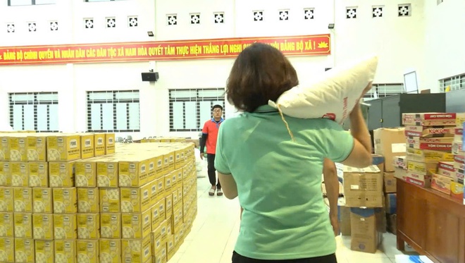 Bão lũ cuốn trôi nhà cửa, không cuốn được tình người- Ảnh 21. Bão lũ cuốn trôi nhà cửa, không cuốn được tình người- Ảnh 21.