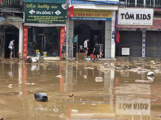 To&agrave;n cảnh khu d&acirc;n cư c&ugrave;ng h&agrave;ng ngh&igrave;n hộ d&acirc;n ở L&agrave;o Cai bị chia cắt, giao th&ocirc;ng t&ecirc; liệt- Ảnh 17.