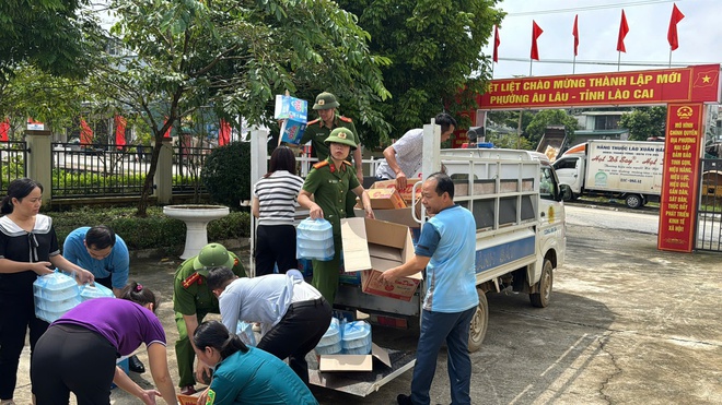 To&agrave;n cảnh khu d&acirc;n cư c&ugrave;ng h&agrave;ng ngh&igrave;n hộ d&acirc;n ở L&agrave;o Cai bị chia cắt, giao th&ocirc;ng t&ecirc; liệt- Ảnh 16.