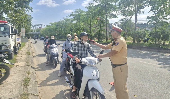 Nhiều thợ x&acirc;y ở Bắc Ninh bị xử l&yacute; vi phạm nồng độ cồn- Ảnh 7.