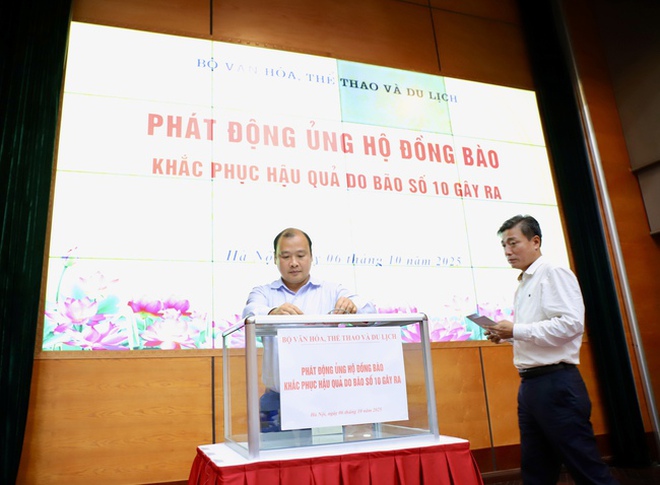 Bộ Văn h&oacute;a, Thể thao v&agrave; Du lịch trao 2 tỷ đồng hỗ trợ đồng b&agrave;o bị thiệt hại do b&atilde;o, lũ- Ảnh 3.