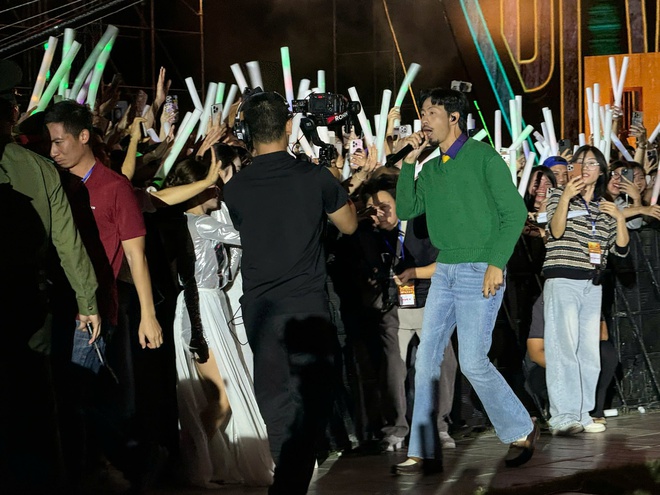 "Đất mỏ anh h&ugrave;ng" &ndash; Đ&ecirc;m nghệ thuật tri &acirc;n thợ mỏ, rực s&aacute;ng Quảng Ninh- Ảnh 9.