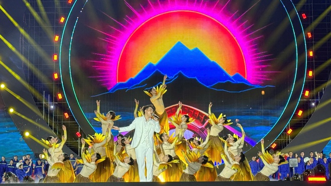 "Đất mỏ anh h&ugrave;ng" &ndash; Đ&ecirc;m nghệ thuật tri &acirc;n thợ mỏ, rực s&aacute;ng Quảng Ninh- Ảnh 13.