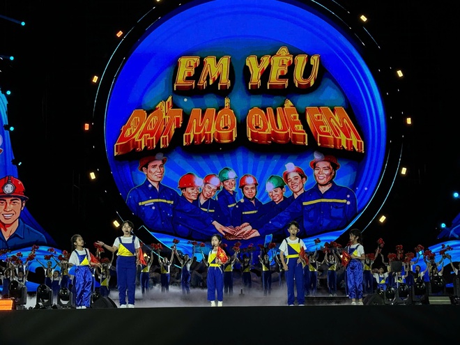 "Đất mỏ anh h&ugrave;ng" &ndash; Đ&ecirc;m nghệ thuật tri &acirc;n thợ mỏ, rực s&aacute;ng Quảng Ninh- Ảnh 12.