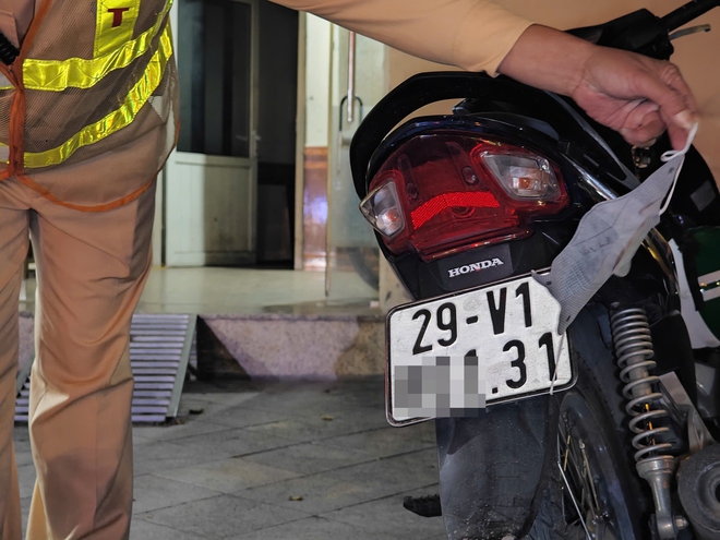 H&agrave; Nội: CSGT ghi h&igrave;nh, xuy&ecirc;n đ&ecirc;m xử l&yacute; cả trăm t&agrave;i xế xe m&aacute;y lướt điện thoại, che biển số- Ảnh 3.