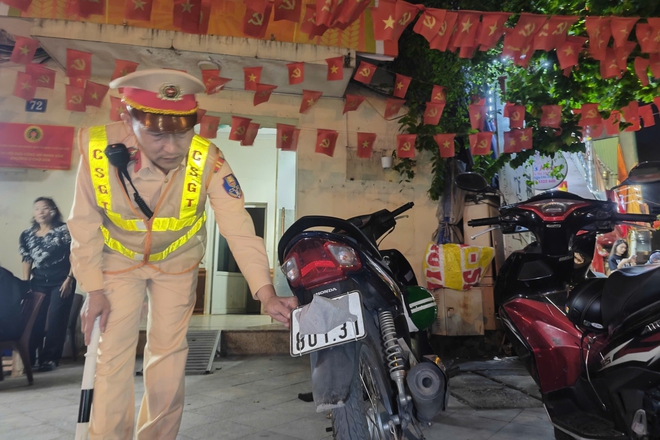 H&agrave; Nội: CSGT ghi h&igrave;nh, xuy&ecirc;n đ&ecirc;m xử l&yacute; cả trăm t&agrave;i xế xe m&aacute;y lướt điện thoại, che biển số- Ảnh 2.