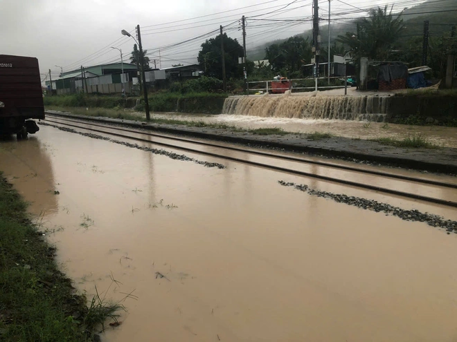 Ảnh hưởng mưa lũ khu vực Nam Trung Bộ, đường sắt dừng chạy nhiều t&agrave;u- Ảnh 2.