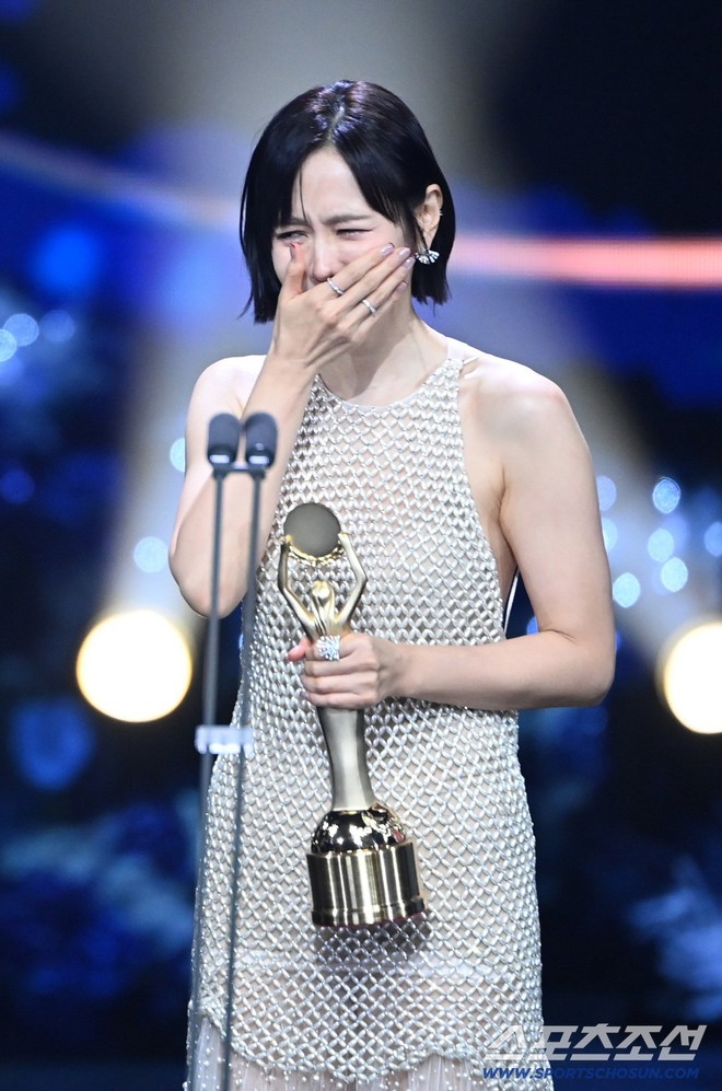 Vợ chồng Hyun Bin và Son Ye Jin làm điều chưa từng có tại giải Rồng Xanh 2025- Ảnh 3. Vợ chồng Hyun Bin và Son Ye Jin làm điều chưa từng có tại giải Rồng Xanh 2025- Ảnh 3.