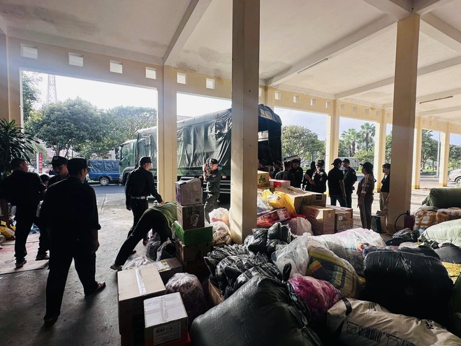 L&yacute; Hải thực hiện chuyến xe 0 đồng, Ho&agrave;ng Th&ugrave;y l&ecirc;n đường cứu trợ v&ugrave;ng lũ- Ảnh 5.