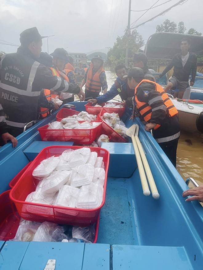 L&yacute; Hải thực hiện chuyến xe 0 đồng, Ho&agrave;ng Th&ugrave;y l&ecirc;n đường cứu trợ v&ugrave;ng lũ- Ảnh 1.