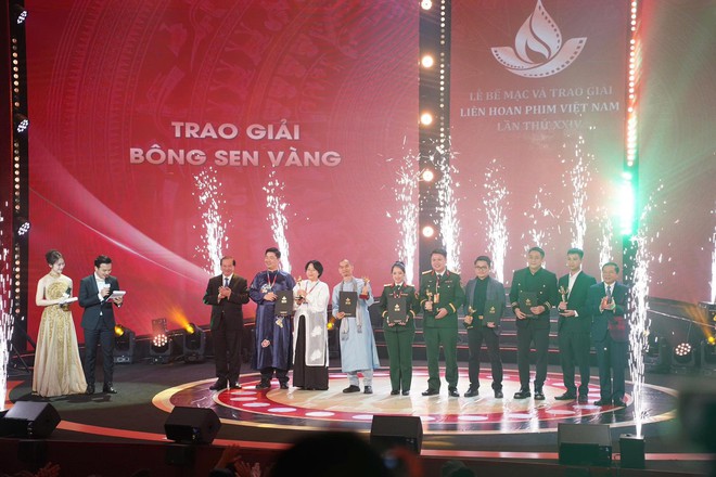 "Mưa đỏ" nhận cơn mưa giải thưởng tại Li&ecirc;n hoan Phim Việt Nam lần thứ 24- Ảnh 2.