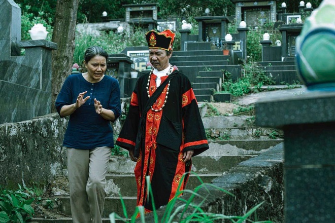 Phim kinh dị "Cải mả" c&oacute; g&igrave; hấp dẫn m&agrave; so&aacute;n ng&ocirc;i "Cục v&agrave;ng của ngoại"?- Ảnh 5.