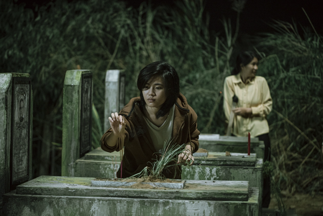 Phim kinh dị "Cải mả" c&oacute; g&igrave; hấp dẫn m&agrave; so&aacute;n ng&ocirc;i "Cục v&agrave;ng của ngoại"?- Ảnh 4.