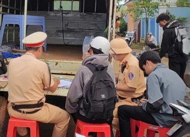 Đồng Nai: Kiểm tra 164 b&atilde;i xe, cả trăm học sinh chưa đủ tuổi đi xe m&aacute;y đến trường- Ảnh 5.