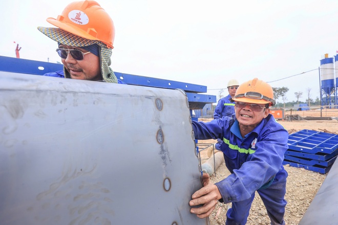 Nhà thầu tập trung nguồn lực đua tiến độ làm cầu Vân Phúc vượt sông Hồng từ những ngày đầu- Ảnh 10. Nhà thầu tập trung nguồn lực đua tiến độ làm cầu Vân Phúc vượt sông Hồng từ những ngày đầu- Ảnh 10.