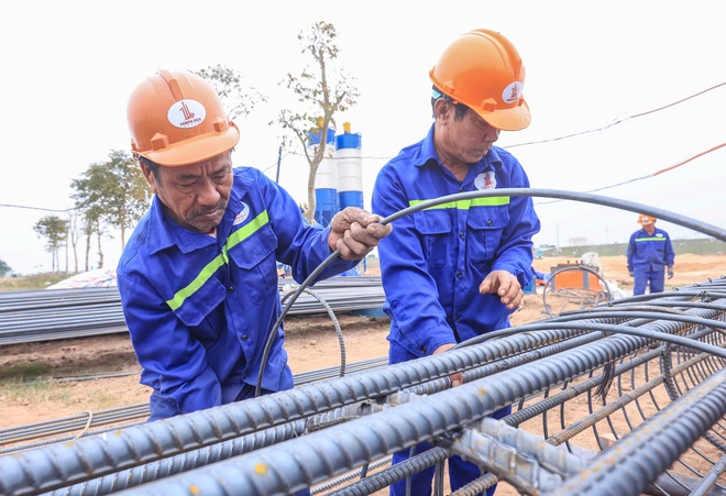 Nhà thầu tập trung nguồn lực đua tiến độ làm cầu Vân Phúc vượt sông Hồng từ những ngày đầu- Ảnh 4. Nhà thầu tập trung nguồn lực đua tiến độ làm cầu Vân Phúc vượt sông Hồng từ những ngày đầu- Ảnh 4.