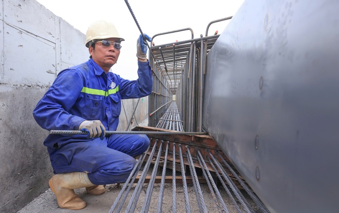 Nhà thầu tập trung nguồn lực đua tiến độ làm cầu Vân Phúc vượt sông Hồng từ những ngày đầu- Ảnh 9. Nhà thầu tập trung nguồn lực đua tiến độ làm cầu Vân Phúc vượt sông Hồng từ những ngày đầu- Ảnh 9.